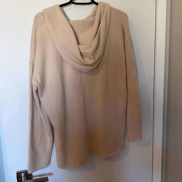 Wool sweater with hood - Picture 2 of 3